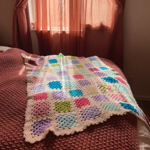 CROCHET GRANNY SQUARE  HANDMADE VINTAGE COLORFUL THROW/BABY BLANKET 🌈 RAINBOW